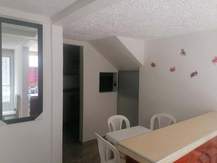 Bienvenido A Tu Segundo Hogar A Dos Cuadras Del Centro Recreacional Lagos Club Comfatolima Holiday home